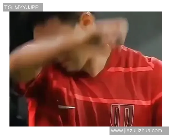 足球巨星赛场突然发飙全场气氛骤然紧张引发球迷热议